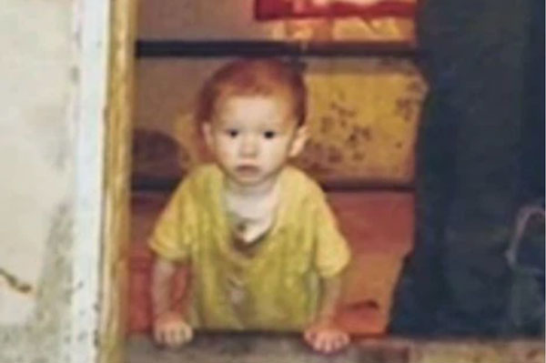 Bé trai 2 tuổi bị mẹ bỏ bê phải sống với dê từ thuở lọt lòng, đến khi được ứng cứu đã thân tàn ma dại, hành xử như loài vật