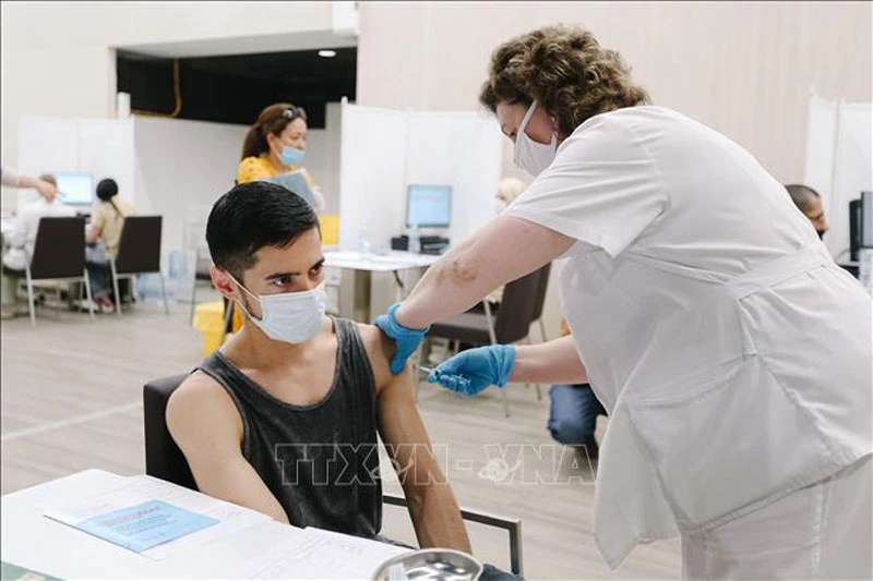Nhân viên y tế tiêm vaccine ngừa COVID-19 cho người dân tại Moskva, Nga. Ảnh: THX/TTXVN.
