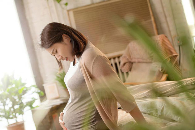 Con dâu đang mang thai vẫn bị bắt phục vụ cơm nước, chuyện xảy ra sau đó khiến mẹ chồng cuống quýt xin tha thứ