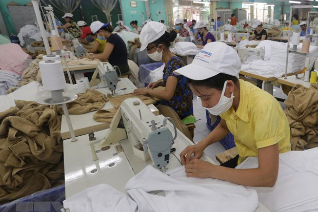 Sản xuất hàng xuất khẩu sang thị trường Nhật Bản tại Công ty Cổ phần dệt may Sơn Nam, Nam Định. (Ảnh: Trần Việt/TTXVN)