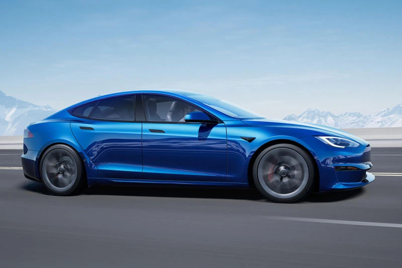 2. Tesla Model S 2021 (giá khởi điểm của biến thể AWD: 79.990 USD, điểm tổng thể: 8,9/10).