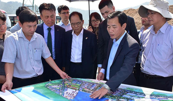 Chủ tịch UBND tỉnh Thừa Thiên Huế Nguyễn Văn Phương giới thiệu tiềm năng, thế mạnh của Cảng Chân Mây cho các nhà đầu tư Hàn Quốc.