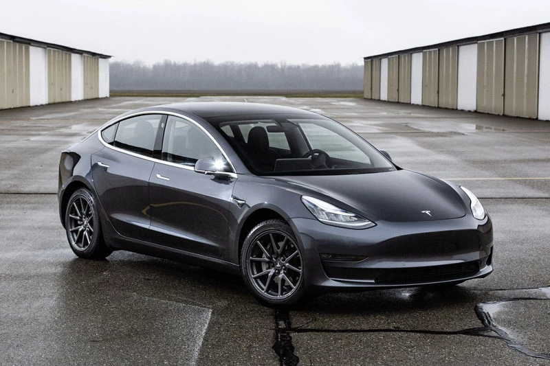 3. Tesla Model 3 2021 (giá khởi điểm của biến thể AWD: 48.490 USD, điểm tổng thể: 8,8/10).