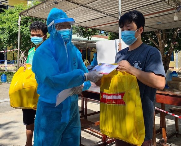 Hiệp hội Doanh nghiệp Quảng Nam trao 700 suất quà cho người đang cách ly tế