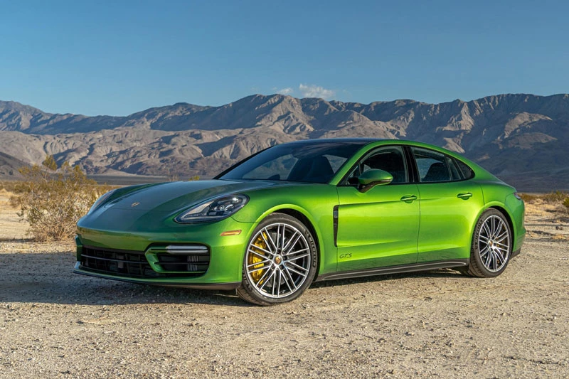 4. Porsche Panamera 2021 (giá khởi điểm của biến thể AWD: 93.000 USD, điểm tổng thể: 8,8/10).