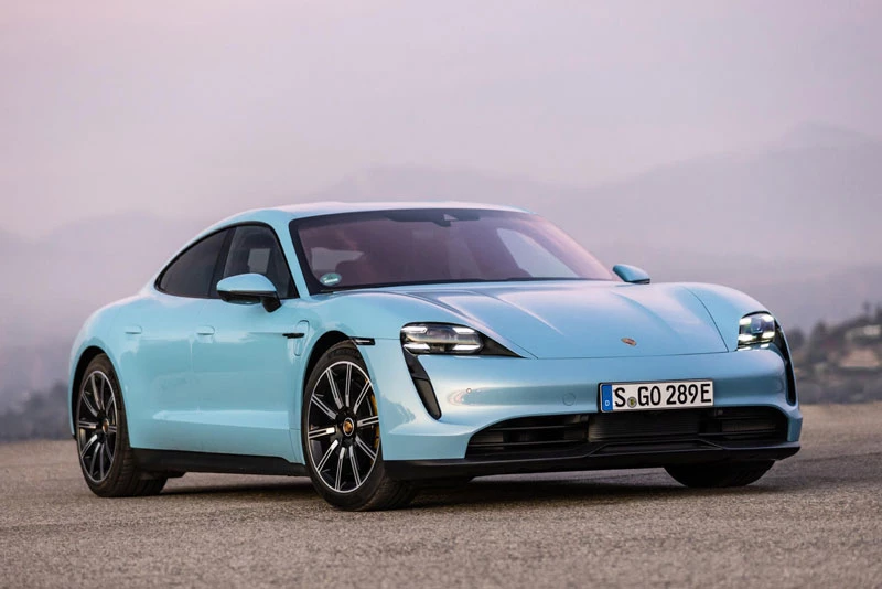 5. Porsche Taycan 2021 (giá khởi điểm của biến thể AWD: 103.800 USD, điểm tổng thể: 8,7/10).