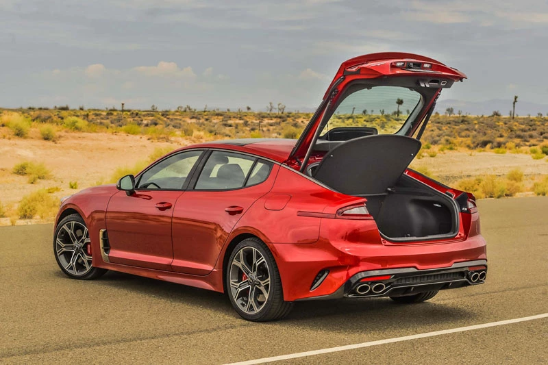 7. Kia Stinger 2021 (giá khởi điểm của biến thể AWD: 35.290 USD, điểm tổng thể: 8,5/10).