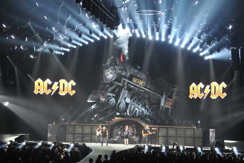 7. Black Ice World Tour (AC/DC) - Doanh thu: 441.121.000 USD.
