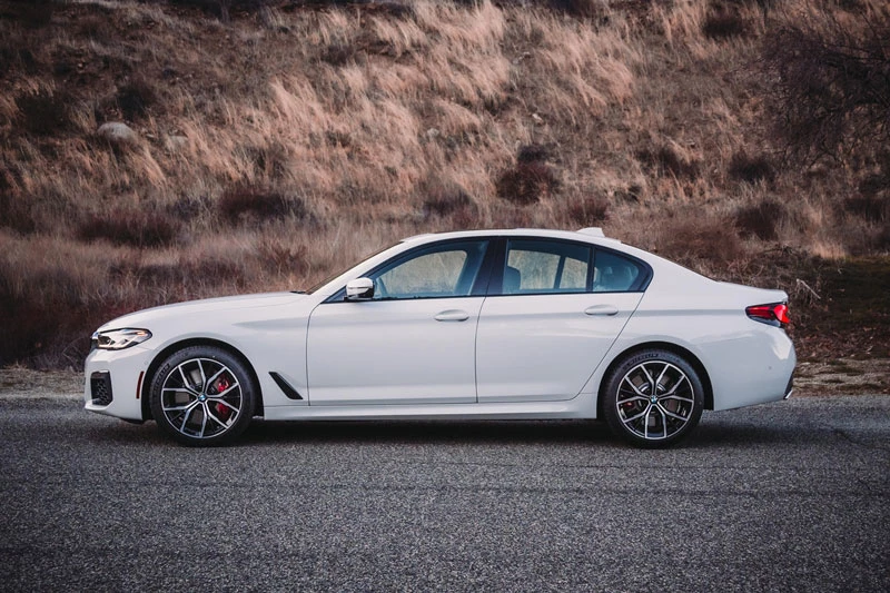 9. BMW 5 Series 2021 (giá khởi điểm của biến thể AWD: 56.500 USD, điểm tổng thể: 8,5/10).