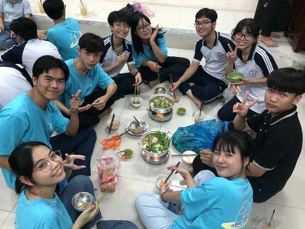 Trường THPT Trung An tổ chức nấu cơm trưa cho học sinh tại trường để các em có nhiều thời gian nghỉ ngơi hơn (Ảnh: NVCC).