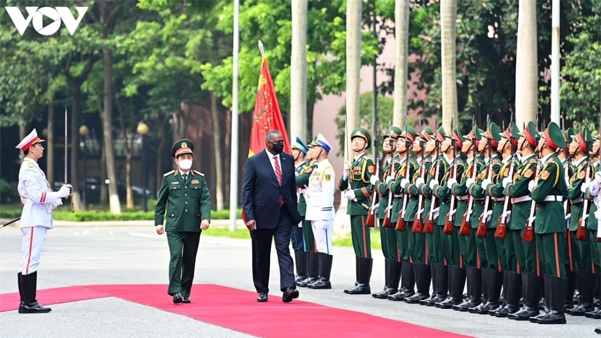 Hai Bộ trưởng duyệt đội danh dự Quân đội Nhân dân Việt Nam.