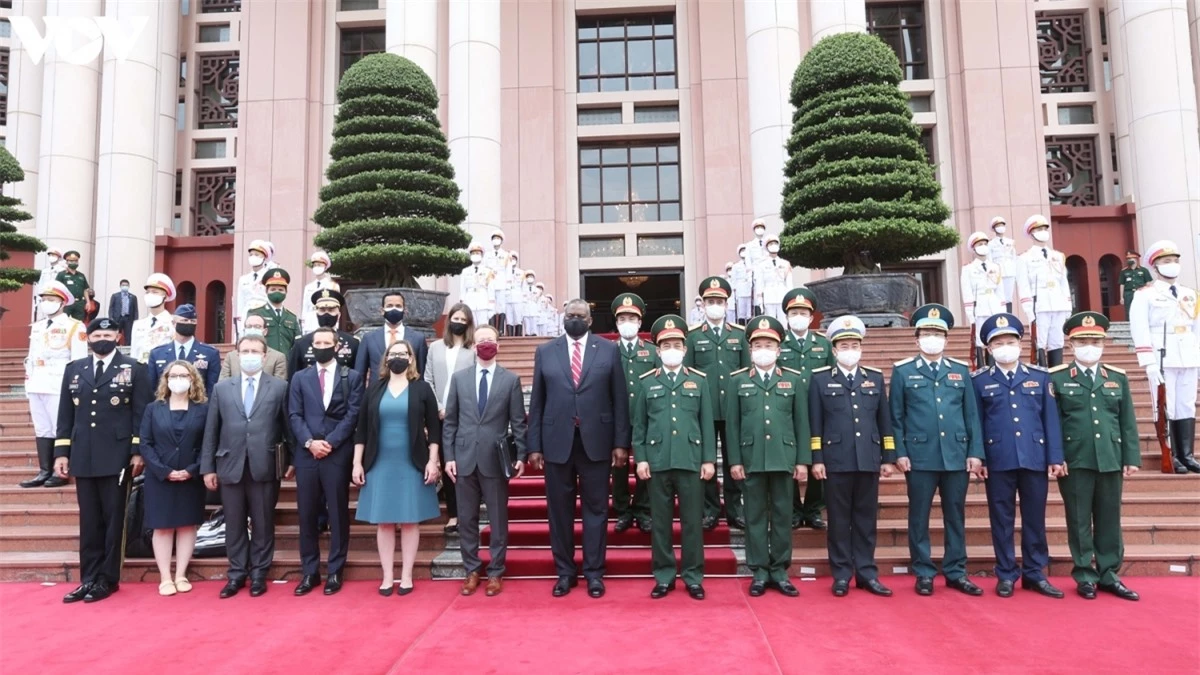 Bộ trưởng Quốc phòng Phan Văn Giang và Bộ trưởng Quốc phòng Mỹ - Lloyd Austin (giữa) chụp ảnh lưu niệm tại trụ sở Bộ Quốc phòng.