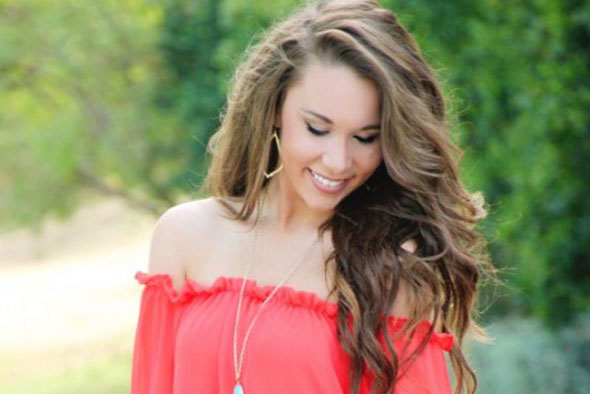 6 cách mix đồ sánh điệu với áo trễ vai