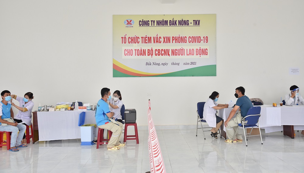 Công nhân viên Công ty Nhôm Đắk Nông - TKV được tiêm vaccine phòng COVID-19.