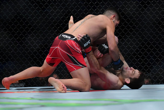 Mắc sai lầm khi ra đòn, ‘phù thủy UFC’ bị đối thủ đấm tơi tả trên sàn đấu