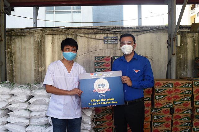 “Triệu bữa cơm - Hà Nội nghĩa tình” đến với Bệnh viện Thận Hà Nội