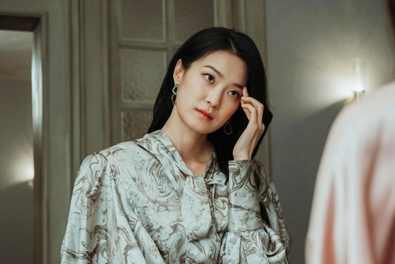 Nhà có khách mà mẹ chồng cứ chọc đũa ngoáy bát canh, tôi ghé tai góp ý thì bà chửi ầm lên