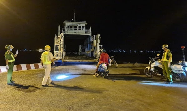 Lực lượng CSGT-TT Công an huyện Phú Tân dẫn đường cho 4 người trên đến bến phà Năng Gù, xuống phà qua bờ huyện Châu Phú để về nhà.    