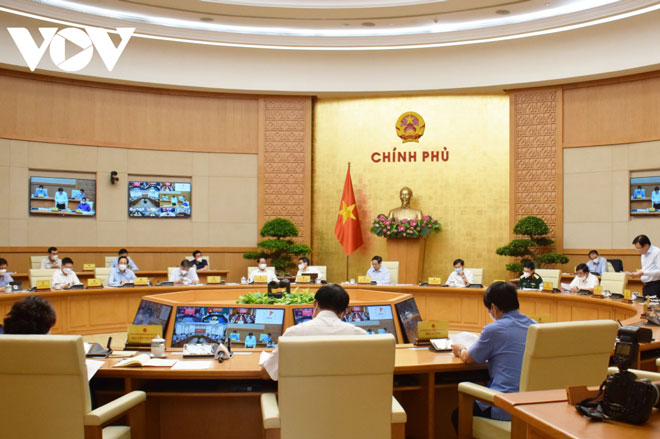 Thủ tướng: Bám sát thực tiễn để có cách tiếp cận, giải pháp mới chống dịch COVID-19