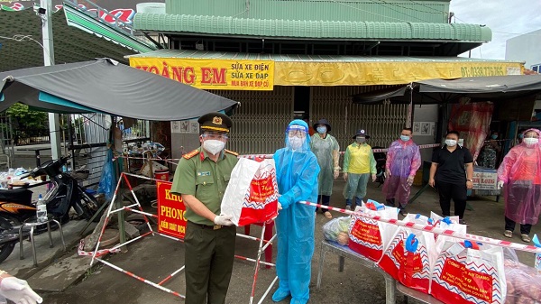 Công an An Giang tặng hơn 1.500 phần quà cho người dân gặp khó khăn