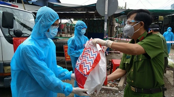 Đại tá Lê Phú Thạnh, Phó Giám đốc Công an tỉnh An Giang trao tặng quà cho tượng trưng để tặng nhân dân ở xã Bình Thạnh, huyện Châu Thành.