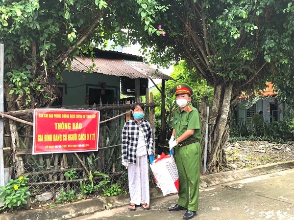  Đại tá Bùi Bé Năm, Phó Giám đốc Công an tỉnh An Giang trao tặng quà cho nhân dân ở thị trấn Núi Sập, huyện Thoại Sơn.