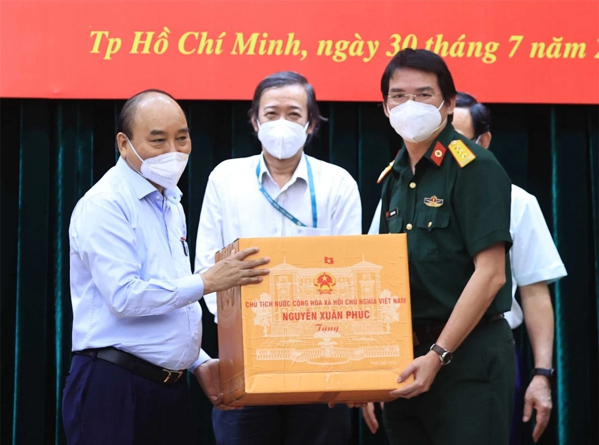 Chủ tịch nước Nguyễn Xuân Phúc trao quà cho lãnh đạo TP.HCM