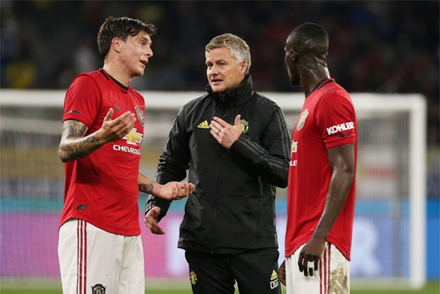 HLV Solskjaer nhiều khả năng sẽ đẩy Lindelof (trái) và Bailly lên ghế dự bị để lấy chỗ cho Varane