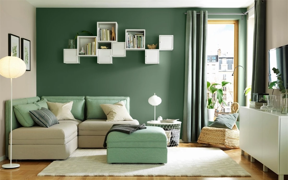 Tấm thảm trắng trong phòng khách này tương phản tuyệt vời với bức tường màu xanh lá cây và những chi tiết xanh bạc hà trên ghế sofa. Với sàn gỗ và đèn bàn được bố trí hợp lý, đây là nơi hoàn hảo để đọc sách, thư giãn hoặc xem các chương trình truyền hình yêu thích./.