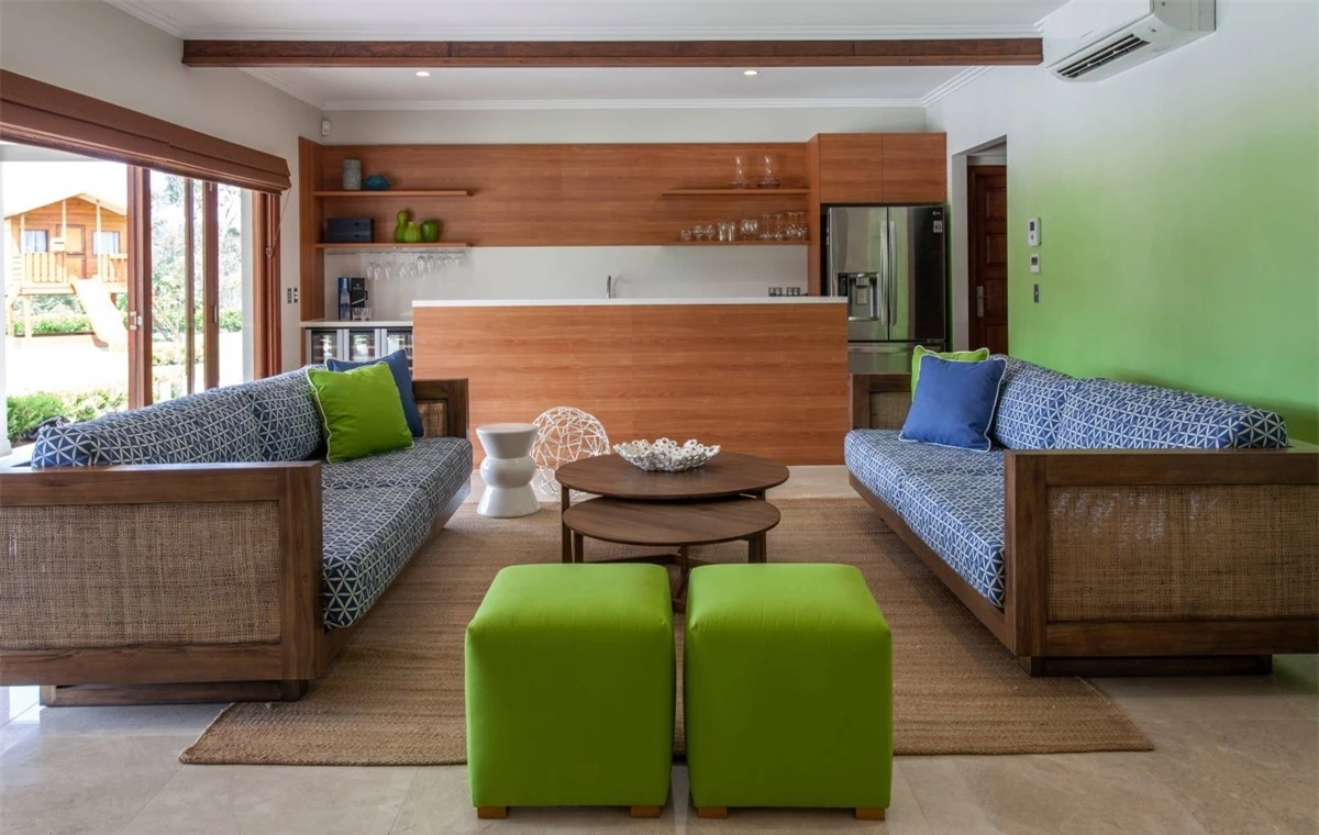 Cho dù là cả bức tường màu xanh, hay đơn giản chỉ vài điểm nhấn màu xanh từ những chi tiết nhỏ thì nó cũng mang lại sự tinh tế, trẻ trung cho không gian phòng khách nhà bạn.