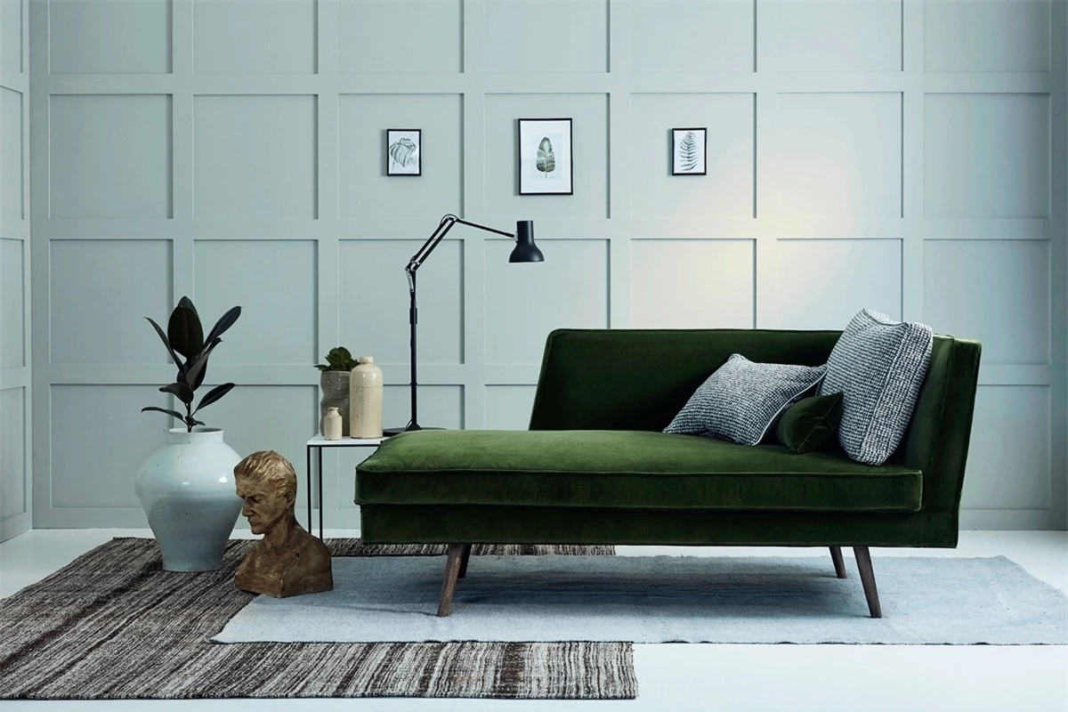 Một chiếc sofa nhung, màu xanh rêu cũng góp phần không nhỏ vào sự sang trọng cho không gian phòng khách này.