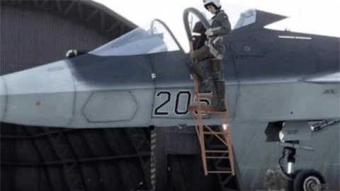 Phi cong Nga dung khau lenh, anh mat dieu khien Su-57