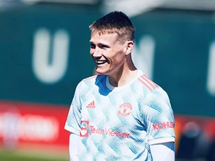 Man United công bố áo đấu sân khách mùa 2021/22 nhận vô số lời khen