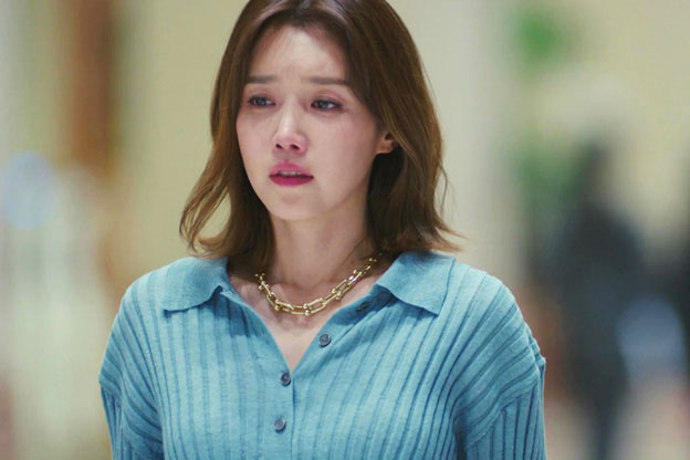 Vợ vừa đi siêu thị về, chồng đã cầm một túi đồ sang nhà chị dâu khiến tôi ngỡ ngàng