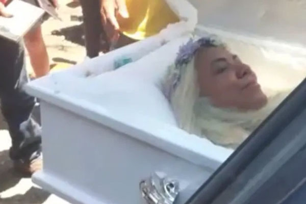 Ước ao được nằm trong quan tài, bà cô tự tổ chức đám ma giả của bản thân rồi bắt bạn bè đến viếng