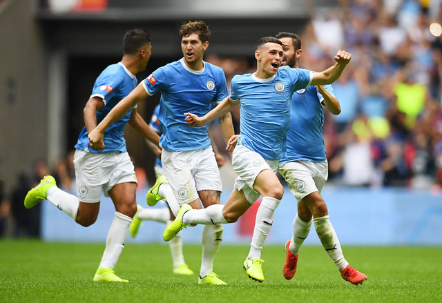 Man City sốt sắng gia hạn hợp đồng để lách luật