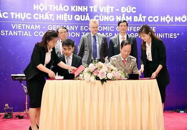 Chủ tịch Tập đoàn Hương Sen tại hội thảo kinh tế Việt Đức (người ngồi bên phải). 