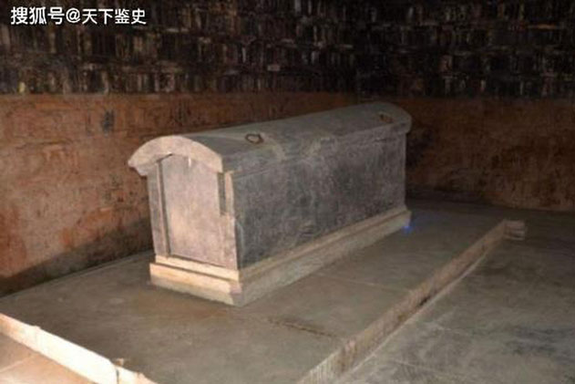 Dùng cần cẩu nâng cổ quan tài 3 tấn, đội khảo cổ 'không tin vào mắt mình': Kẻ trộm vào đây cũng bó tay!