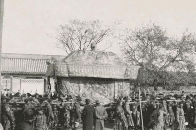 Tại sao Từ Hy Thái Hậu qua đời tận một năm sau mới được chôn cất?