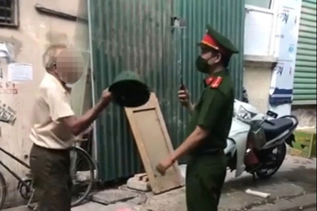 Cụ ông dùng mũ cối đánh vào mặt công an khi bị nhắc nhở đeo khẩu trang