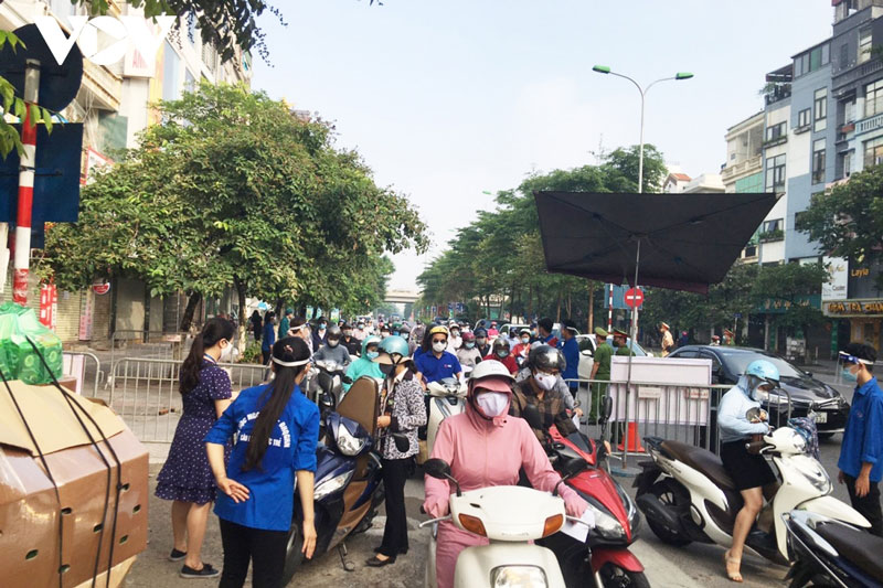 Rút kinh nghiệm, điều chỉnh linh hoạt trong kiểm tra tại các chốt kiểm soát ở Hà Nội