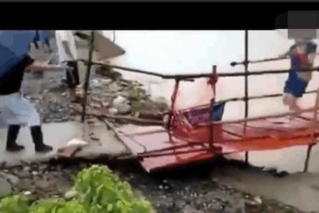 Đang đi trên cầu thì nghe thấy âm thanh kỳ lạ, vừa dừng lại quan sát, người phụ nữ đã lập tức bỏ chạy và thoát chết trong gang tấc