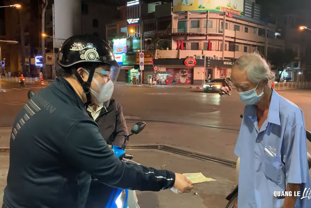 Quang Lê: Sáng nấu cơm từ thiện, tối đi tặng tiền cho người vô gia cư