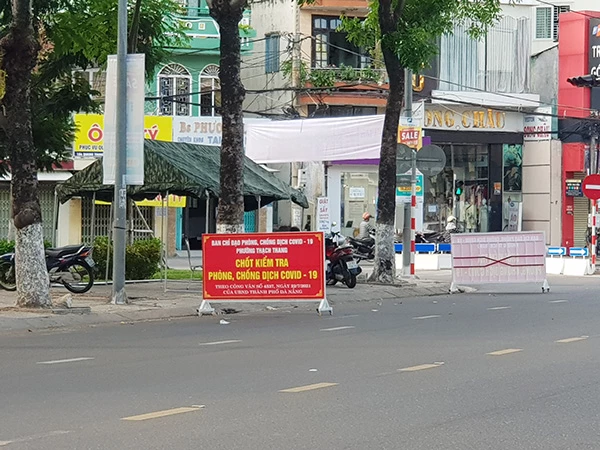 Chiều 31/7, nhiều chốt kiểm soát đã được dựng lên trên đường phố Đà Nẵng để thực hiện Chỉ thị 05/CT-UBND của Chủ tịch UBND TP