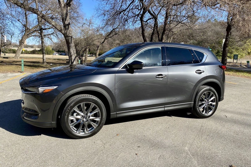 3. Mazda CX-5 2021 (giá khởi điểm: 26.770 USD, điểm tổng thể: 8,8/10).