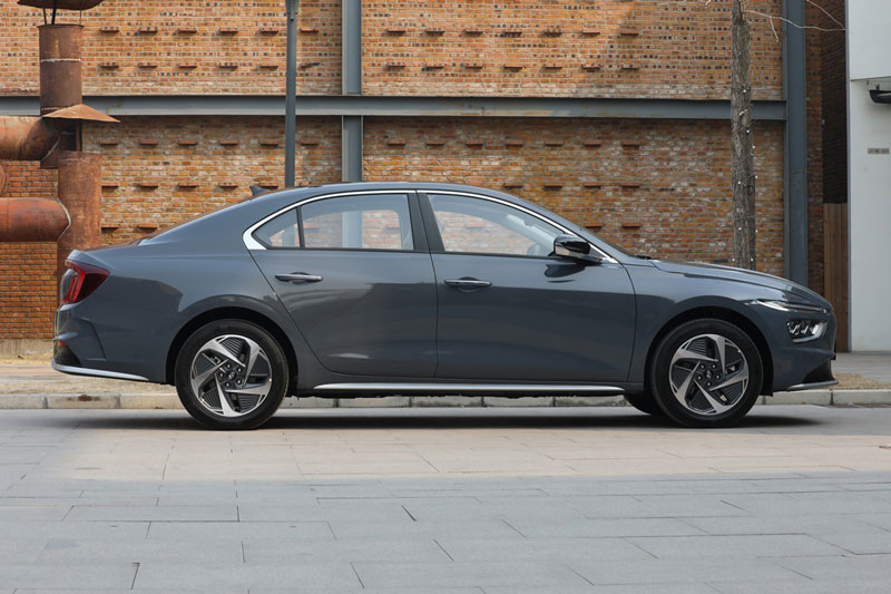 Sedan Hyundai đẹp mê ly, công suất 181 mã lực, giá gần 640 triệu đồng