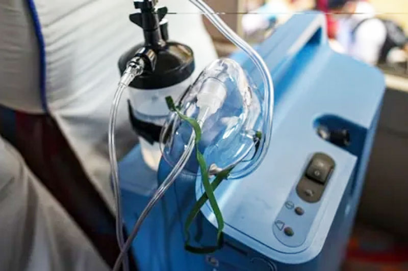 Cảnh báo việc người mắc COVID-19 tự dùng máy tạo oxy tại nhà