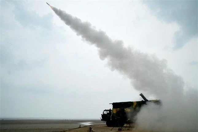 Ấn Độ khoe tên lửa đất-đối-không và tên lửa chống tăng nội địa mới ảnh 1