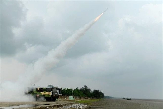 Ấn Độ khoe tên lửa đất-đối-không và tên lửa chống tăng nội địa mới ảnh 2