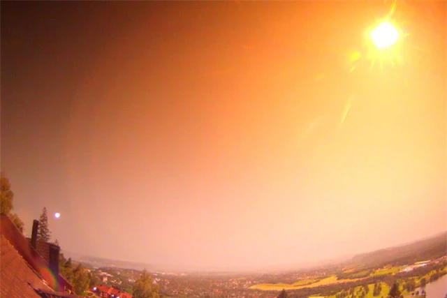 Cận cảnh, thiên thạch phát nổ sáng rực bầu trời ở Na Uy - Ảnh 1.